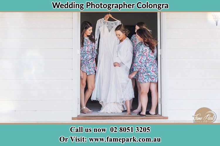 The girls with the Bride holding her bridal gown Colongra