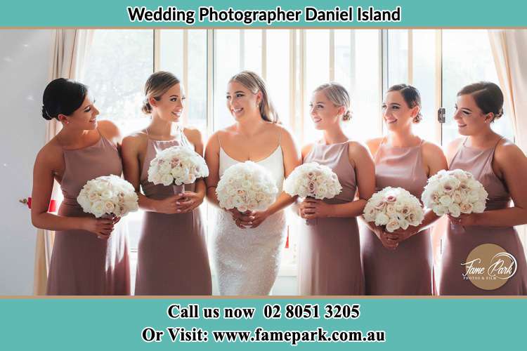 Photo of the Bride and the bridesmaids holding flower bouquet Daniel Island NSW 29492