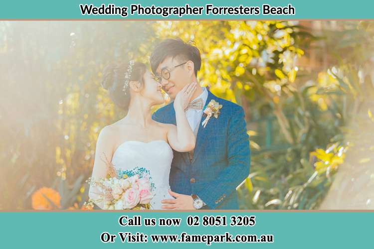 Photo the new couple about to kiss Forresters Beach